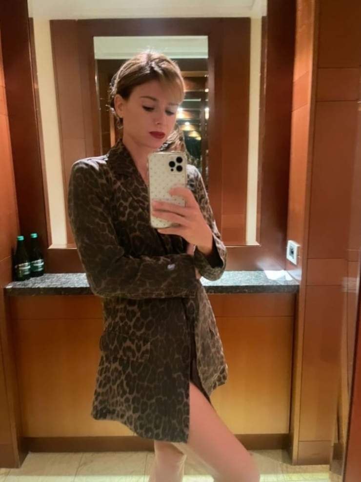 Camila Giorgi, sotto la giacca non c'è niente: il selfie infiamma i social