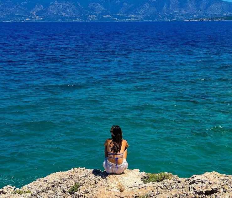 Emma Raducanu senza freni in Grecia: tsunami di like per la foto in bikini