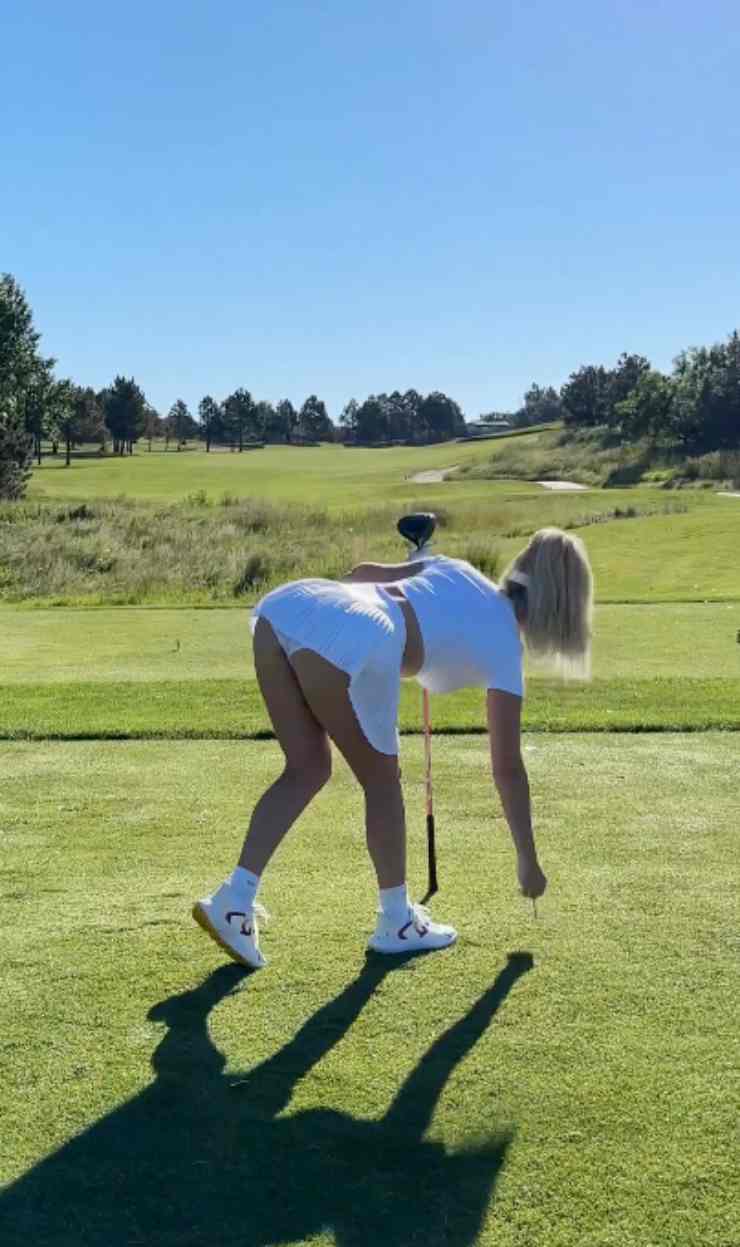 Golf, il gonnellino di Paige Spiranac si alza troppo: dettaglio piccante