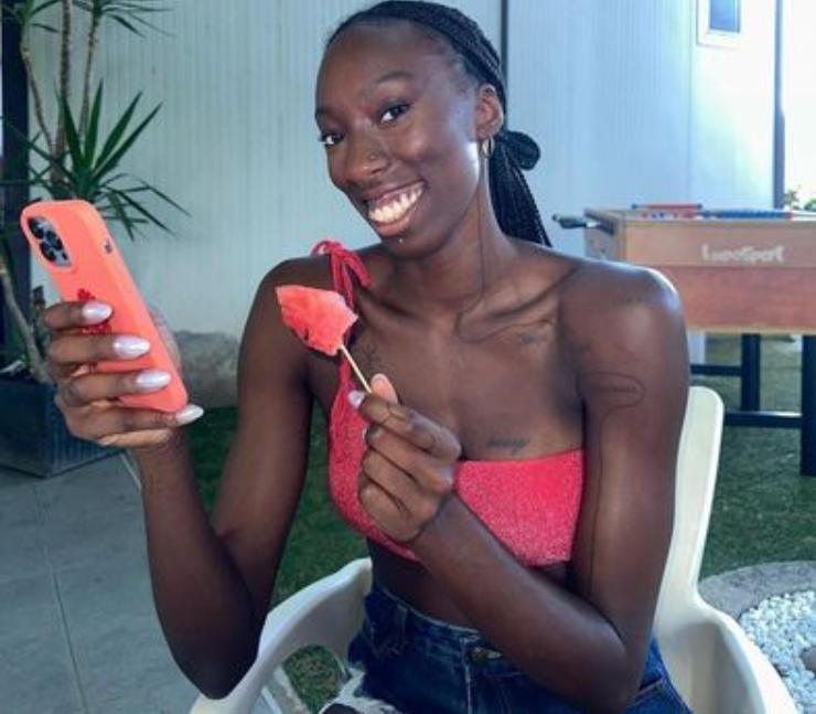 Paola Egonu, bikini a ruota libera: un'estate rovente