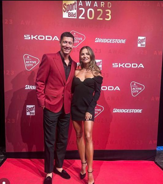 Lewandowski premiato, ma sul red carpet la moglie gli ruba la scena - FOTO