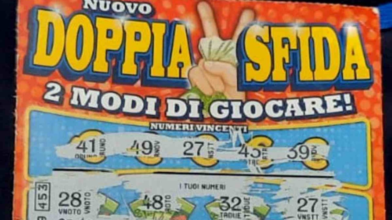 Gratta e vince 300mila euro, ma strappa il tagliando: C'è qualcosa che non  torna