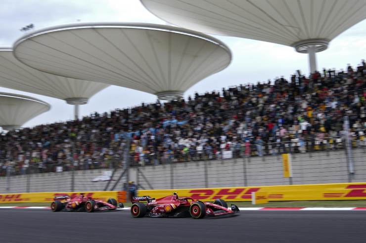 Rivelazione a sorpresa su Sainz e Leclerc: lo fanno ogni due GP