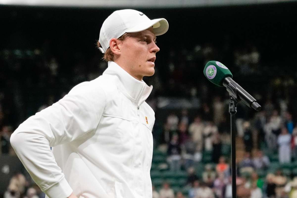 Jannik Sinner photobombing Tiafoe