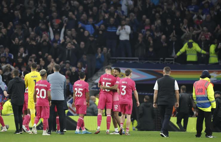 I giocatori dell'Ipswich Town in festa dopo la vittoria con il Tottenham