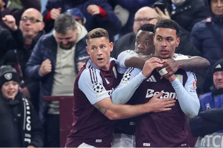 Rogers dell'Aston Villa festeggiato dai compagni