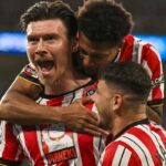 Moore dello Sheffield United esulta coi compagni