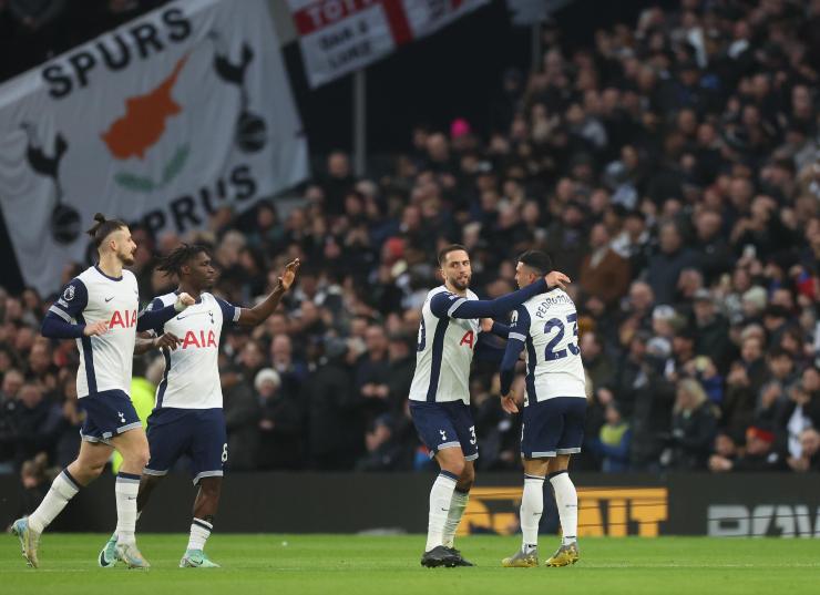 L'esultanza di alcuni giocatori del Tottenham