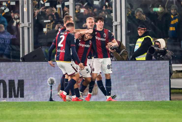 I giocatori del Bologna esultano dopo un gol