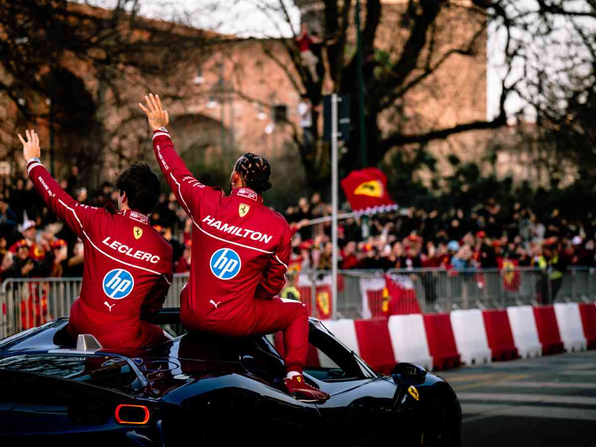 Hamilton saluta i tifosi