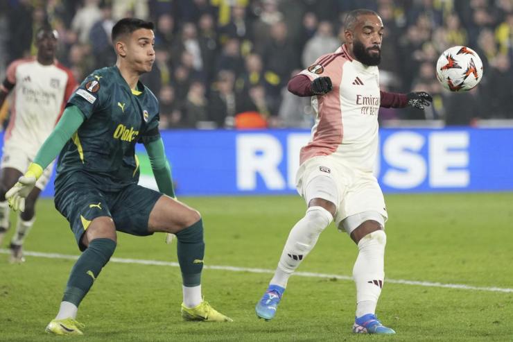 Lacazette controlla la palla 