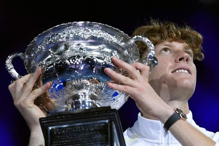 Sinner con un trofeo 