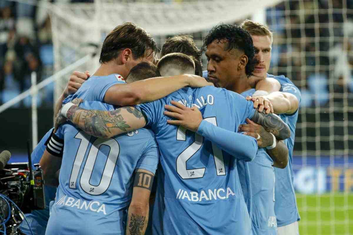 Aspas esulta con i compagni